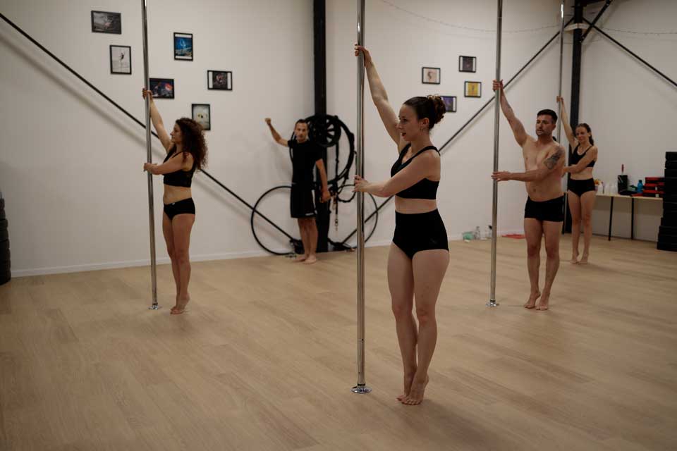 Cours de Pole Dance à l'Envolée, encadrement par des professeurs diplômés